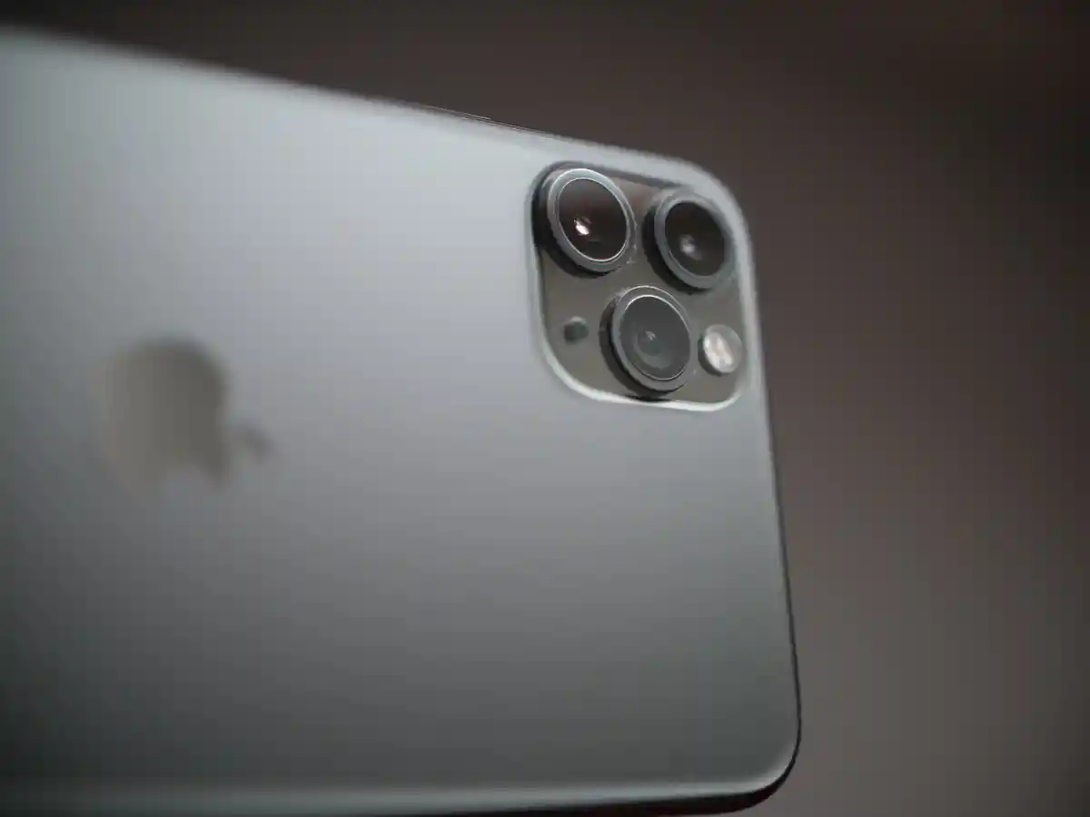 iPhone 11 Pro Max camera shooting in HEIC format